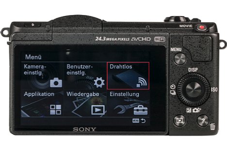Bild Der große 16:9-Touchscreen der Sony Alpha 5100 lässt sich um bis zu 180 Grad nach oben klappen, was Selbstportraits erleichtert. [Foto: MediaNord]