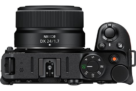 Bild Zur Nikon Z 30 passt das moderne Design des Z 24 mm F1.7 DX hingegen wunderbar. [Foto: Nikon]