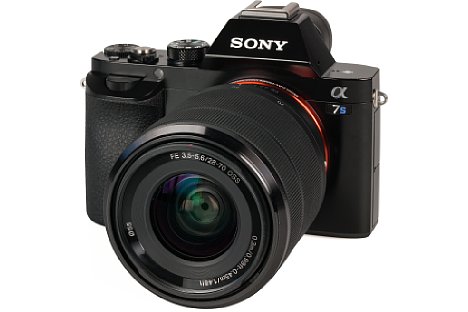 Bild Für eine Vollformatkamera äußerst kompakt und dennoch ergonomisch griffig fällt Sony Alpha 7S aus. [Foto: MediaNord]