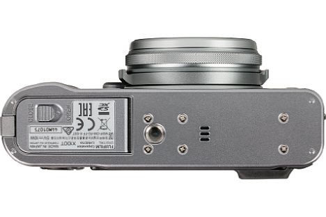 Bild Das Metallstativgewinde der Fujifilm X100T liegt außerhalb der optischen Achse. [Foto: MediaNord]