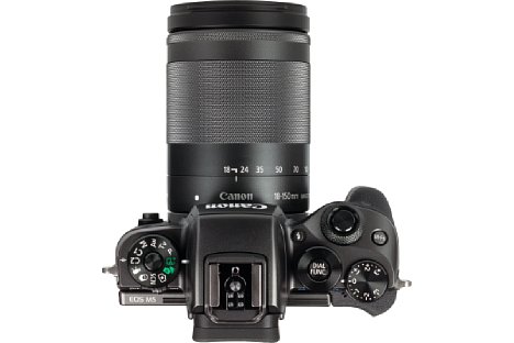 Bild Die Brennweitenaufdrucke auf dem breiten Zoomring des Canon EOS M5 mit EF-M 18-150 mm orientieren sich nur auf den ersten Blick an klassischen Brennweiten, denn die Kleinbildäquivalente sind völlig unüblich und "krumm". [Foto: MediaNord]