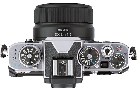 Bild Auch wenn die Brennweite und Größe des Nikon Z 24 mm F1.7 DX gut zur Z fc passt, könnte das Design zumindest für diese Kamera klassischer sein. [Foto: MediaNord]