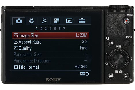 Bild Der rückwärtige 7,5 Zentimeter große Bildschirm der Sony DSC-RX100 III löst 1,23 Millionen Bildpunkte auf und lässt sich nach unten sowie nach oben und für Selbstporträts nach vorne klappen. [Foto: MediaNord]