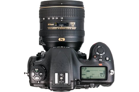 Bild Das beleuchtbare Display auf der Oberseite der Nikon D500 informiert über die wichtigsten Aufnahmeeinstellungen. [Foto: MediaNord]