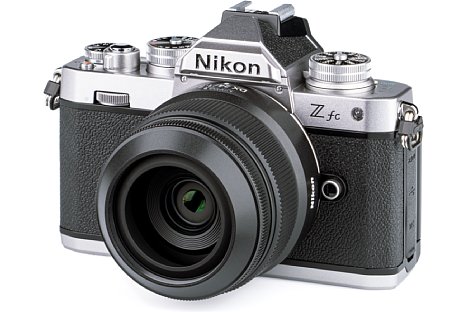 Bild Die Gegenlichtblende HN-42 gehört zum Lieferumfang des Nikon Z 24 mm F1.7 DX. Sie besitzt mit 46 mm dasselbe Filtergewinde wie das Objektiv, womit sie angesetzt bleiben kann, der Objektivdeckel kommt einfach vorne drauf. [Foto: MediaNord]