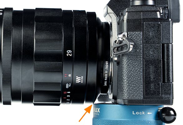Bild An einem Novoflex MiniConnect MR liegt das Voigtländer 29 mm F0.8 Super Nokton asphärisch auf, so dass es nicht an die Kamera angeschlossen werden kann. [Foto: MediaNord]