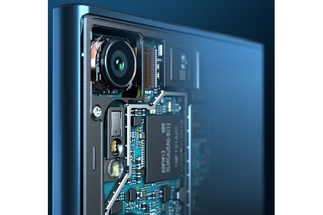 Bild Die Kamera des Sony Xperia XZ verschwindet komplett im nur acht Millimeter dünnen Gehäuse. Die Prozessoren sitzen in Kameranähe und sorgen vor allem bei 4K-Videoaufnahmen für Erwärmung. [Foto: Sony]