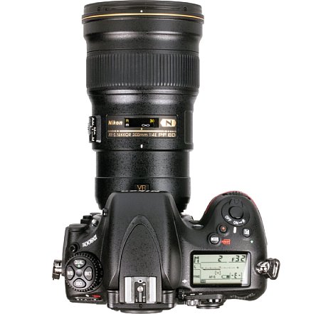 Bild Zwar fehlt eine Stativschelle im Lieferumfang des Nikon AF-S 300 mm 4 E PF ED VR, aber dank des geringe Gewichts ist das an einer Kamera wie der Nikon D800E weniger tragisch. [Foto: MediaNord]
