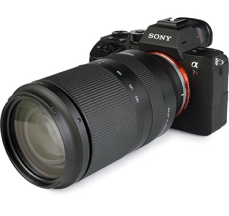 Bild Das Tamron 70-180 mm F2,8 Di III VXD (A056SF) an der Sony Alpha 7R III ist nicht für kleine Taschen geeignet. [Foto: MediaNord]