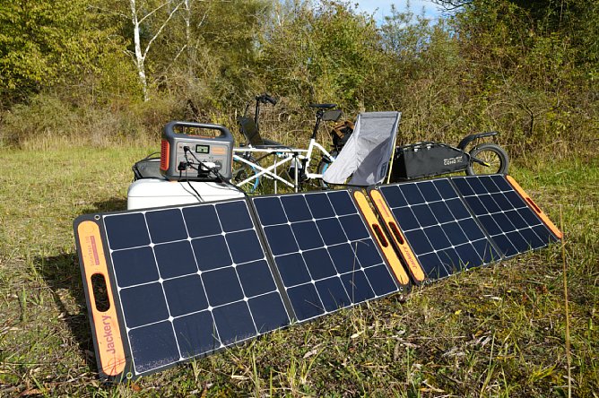 Bild Mit zwei SolarSaga 100 konnten wir in der Nachmittags-Sonne immerhin mit bis zu 120 Watt laden – gar nicht schlecht für Norddeutschland Anfang Oktober. Allerdings wandert die Sonne überraschend schnell und die Leistung sinkt dadurch kontinuierlich. [Foto: MediaNord]