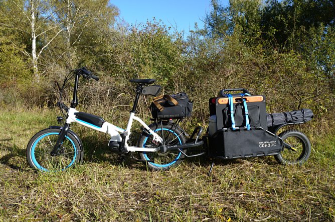 Bild Um die Jackery Explorer 1000, zwei SolarSaga 100 und etliches weiteres Testequipment nicht tragen zu müssen, haben wir kurzerhand alles per Fahrrad samt Anhänger in die Lübecker Wildnis transportiert. [Foto: MediaNord]