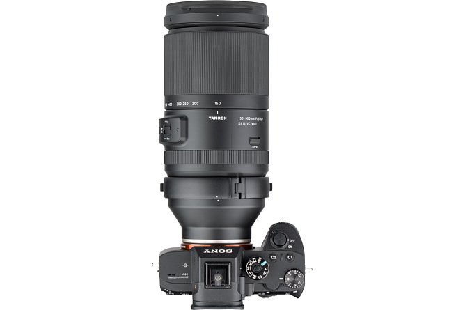 Bild In Kombination mit der Sony Alpha 7R III ist das Tamron 150-500 mm F5-6.7 Di III VC VXD etwas kopflastig, aber dank der weichen Gummierung gut zu halten. [Foto: MediaNord]