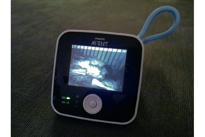 Bild Philips SCD610 als Nachtsichtgerät: Im Nacht-Modus schalten sich in der Kamera Infrarot-Leuchtdioden zu. Die Anzeige am Elternteil wechselt dann auf Schwarzweiß. [Foto: MediaNord]