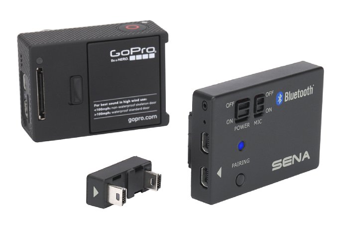 Bild Das Sena Bluetooth Pack für GoPro wird hinten auf die GoPro-Kamera aufgesteckt. Die Tonverbindung zur Kamera erfolgt über eine USB-Steckerbrücke (Audio Connector GP10-A0203). [Foto: Sena]