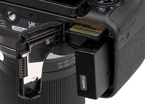 Bild Oft ist das Akkufach mit dem Speicherkartenfach kombiniert, wie hier bei der Canon EOS R10. [Foto: MediaNord]