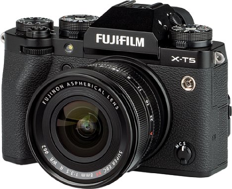 Bild Das Fujifilm XF 8 mm F3.5 R WR besitzt einen optischen Aufbau aus 12 Linsen in 9 Gruppen samt asphärischen und ED-Linsen. Es soll den 40 Megapixeln der X-T5 gerecht werden, was es aber nur im Bildzentrum tut. [Foto: MediaNord]