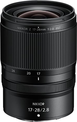 Bild Trotz kompakter Abmessungen von zehn Zentimeter Länge und 7,5 Zentimeter Durchmesser ist das Nikon Z 17-28 mm F2.8 durchgehend lichtstark. [Foto: Nikon]