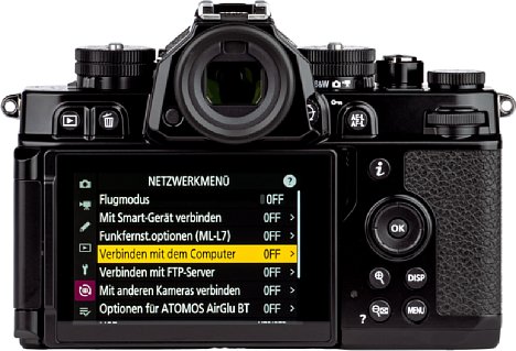 Bild Der über 750 cd/m² leuchtstarke Touchscreen der Nikon Z f lässt sich seitlich schwenken und um die Achse drehen. Auf der Rückseite ist er für einen klassischen Look wie das Kameragehäuse beledert. [Foto: MediaNord]