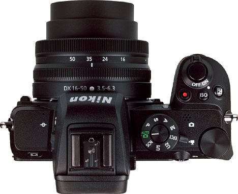 Bild Zum Fotografieren muss das Nikon Z 16-50 mm F3.5-6.3 VR DX über einen Dreh am Zoomring in die Aufnahmeposition gefahren werden. Dabei fährt der Tubus je nach Zoomposition um 2,1 bis 2,6 Zentimeter aus. [Foto: MediaNord]