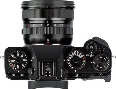 Bild Das Fujifilm XF 8 mm F3.5 R WR ist mit einem Durchmesser von 6,8 cm nicht nur ein schlankes, sondern mit 5,3 cm vor allem ein kurzes Objektiv. Zudem wiegt es lediglich 212 g, zusammen mit der X-T5 sind es 769 g. [Foto: MediaNord]