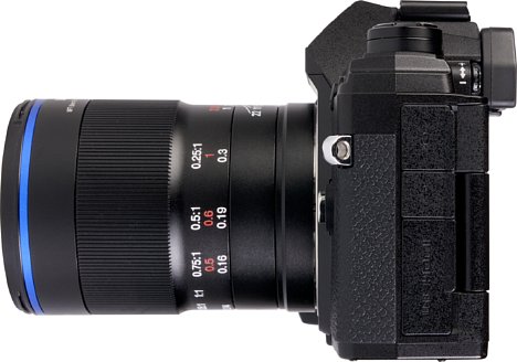 Bild Der breite Fokusring des Laowa 50 mm F2,8 Ultra Macro ist mit Riffeln anstelle von einer Gummierung versehen. [Foto: MediaNord]