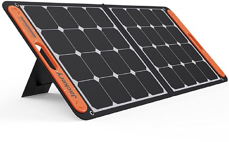 Bild Das faltbare Solarpanel Jackery SolarSaga 100 lässt sich gut aufstellen und zum Transport praktisch zusammenklappen. Dank Magneten faltet es sich nicht versehentlich auf. Auf der Rückseite bietet es sogar USB-Anschlüsse zum direkten Laden. [Foto: Jackery]