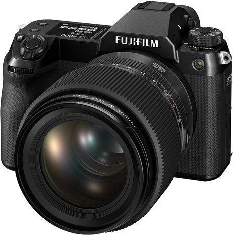 Bild Rein äußerlich ist die neue Fujifilm GFX100S II nur an der Struktur der Gummierung vom Vorgängermodell unterscheidbar, denn hier kommt nun das griffigere Bishamon-Tex der GFX100 II zum Einsatz. [Foto: Fujifilm]