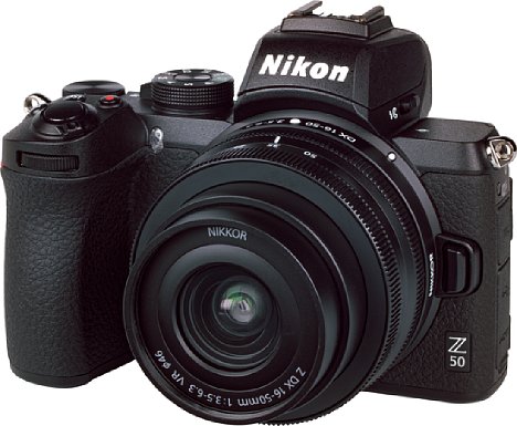Bild Zusammen bringen die Nikon Z 50 und das Z 16-50 mm F3.5-6.3 VR DX gerade einmal 579 Gramm auf die Waage. Dafür wird bildstabilisiert von 24-75 mm gezoomt und maximal 0,2-fach (0,3-fach im Kleinbildäquivalent) vergrößert. [Foto: MediaNord]