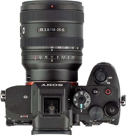 Bild Das Sony FE 16-25 mm F2.8 G (SEL1625G) besitzt neben dem Zoom- und dem Fokusring auch einen Blendenring samt De-Klick-Funktion. [Foto: MediaNord]