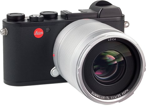 Bild So richtig will das silber-matte Leica Summilux-TL 1:1,4/35 mm Asph. nicht an die schwarze TL passen, zumindest vom optisch-ästhetischen Eindruck. Zum Glück gibt es das Objektiv auch in passendem Schwarz. [Foto: MediaNord]