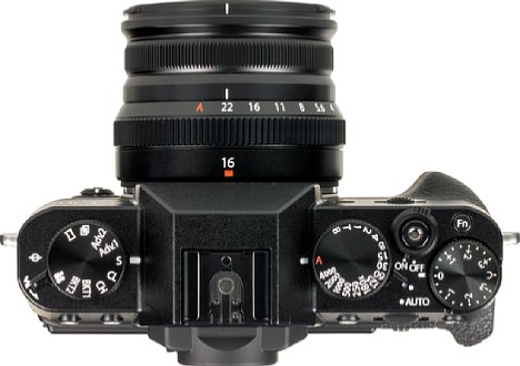 Bild Trotz der kompakten Abmessungen verfügt das Fujifilm Fujinon XF 16 mm F2.8 R WR sowohl über einen Fokus- als auch einen Blendenring. [Foto: MediaNord]