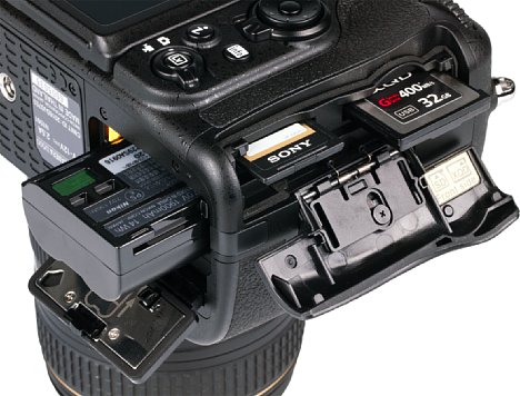Bild Die Speicherkarten werden bei der Nikon D500 separat entnommen. Der Doppelschacht nimmt eine schnelle XQD-Karte sowie eine SD-Karte auf, wobei das SD-Fach zu SDHC, SDXC und UHS-II kompatibel ist. [Foto: MediaNord]