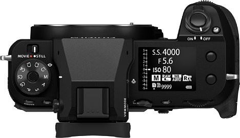 Bild Auf der Oberseite bietet die Fujifilm GFX100S II ein Monochromdisplay zur Anzeige von Kameraeinstellungen. [Foto: Fujifilm]