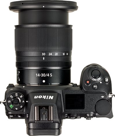 Bild Zum Betrieb muss das Nikon Z 14-30 mm 1:4 S, hier an der Nikon Z 7, erst manuell ausgefahren werden. [Foto: MediaNord]