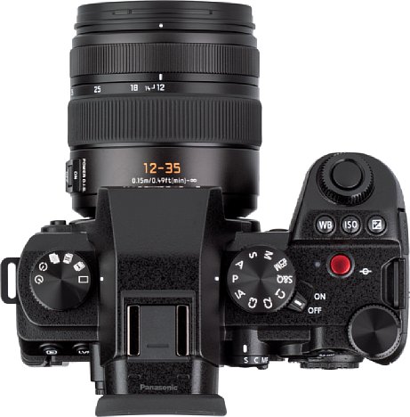 Bild In der Draufsicht sind die Brennweiten-Schritte auf dem Zoomring des Panasonic Leica DG Vario-Elmarit 12-35 mm F2.8 Asph. Power OIS (H-ES12035) leicht erkennbar. [Foto: MediaNord]