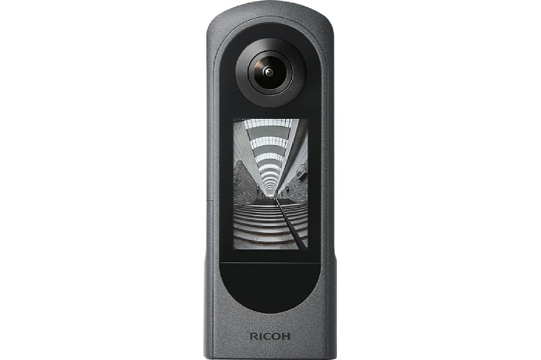 Bild Die Ricoh Theta X besitzt einen ziemlich großen Touchscreen, über den die Kamera bedient werden kann und der auch zur Wiedergabe der Fotos und Videos dient. Ein Live-View ist bei einer 360-Grad-Kamera hingegen eigentlich unnötig. [Foto: Ricoh]