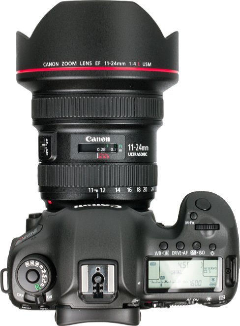 Bild Selbst an der großen Vollformatkamera Canon EOS 5DS R wirkt das EF 11-24 mm 4.0 L USM noch recht wuchtig. Es drückt alleine schon fast 1,2 Kilogramm auf die Waage, die abgebildete Kombination bringt es gar auf fast 2,1 Kilogramm. [Foto: MediaNord]
