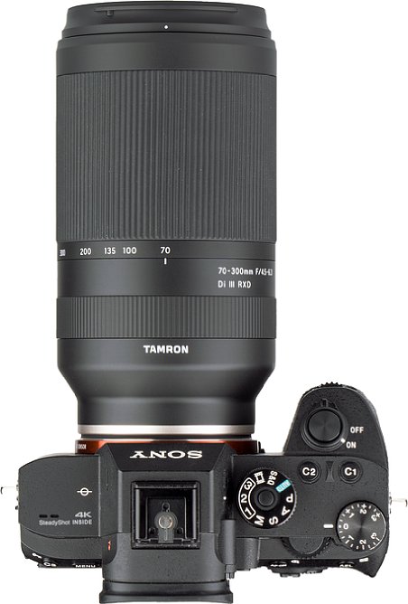 Bild Dank des breiten Zoomrings liegt das Tamron 70-300 mm F4.5-6.3 Di III RXD prima in der Hand. [Foto: MediaNord]