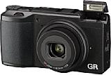 Ricoh behält bei der GR II das klassische Konzept mit großem APS-C-Sensor und F2,8 lichtstarker 28mm-Festbrennweite bei. Sogar einen eingebauten Blitz besitzt die äußerst kompakte Kamera. [Foto: Creative El]