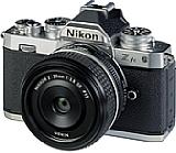 Das Z 28 mm F2.8 SE passt vom Design eigentlich besser zur Nikon Z fc. Ohne den Zusatz "SE" und im Standarddesign wird das Objektiv vermutlich noch im Laufe des Jahres 2021 auf den Markt kommen. [Foto: MediaNord]