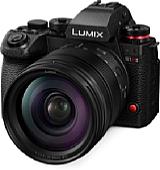 Nach dem Firmwareupdate sollen die Funktionstaste und der Funktionsring des neuen Panasonic Lumix S 24-60 mm F2.8 mit der Lumix DC-S1RII vollumfänglich nutzbar sein. [Foto: Panasonic]