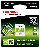 Der QR-Code auf der Blisterverpackung der Toshiba 32 GB NFC SDHC-Karte ist viel zu klein zum Abscannen, die App muss also manuell im Google Play Store gesucht werden. [Foto: Toshiba]