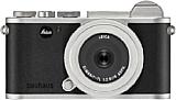 Die Leica CL “100 jahre bauhaus” trägt eine Prägung des Bauhaus-Schriftzugs aus dem Jahr 1929. [Foto: Leica]