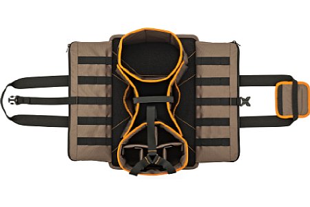 Lowepro DroneGuard Kit mit DJI Phantom Quadrokopter. Harte Stöße sind bei dieser Transportweise eher nicht zu erwarten. Der Gimbal-Kopf samt Kamera kann deshalb montiert bleiben. Die Stirnseitigen Taschen können abgenommen werden. [Foto: Lowepro]