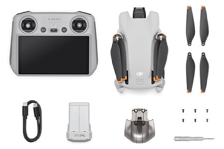 Lieferumfang der DJI Mini 3 in der Basis-Version mit der Display-Fernbedienung DJI RC. Die meisten Anwender werden aber mindestens einen zweiten Akku vermissen und vermutlich auch eine Tasche. Dieses Set wäre nicht unser Favorit. [Foto: DJI]