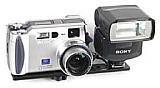 Sony DSC-S70 mit Sony Systemblitz HVL-F1000 [Foto: Sony] [Foto: Foto: Sony]