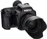 Pentax 645D mit Standardobjektiv 55 mm F2,8 [Foto: Pentax]