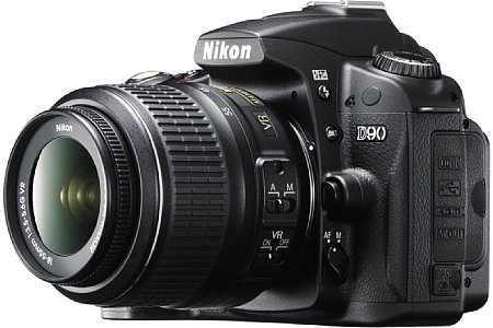 Nikon D90 mit 18-55 VR [Foto: Nikon]
