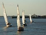 Die Bildwirkung des Teleobjektivs lässt die einzelnen Yachten der Regatta sehr nahe zusammen rücken, obwohl sie jeweils mehrere Bootslängen auseinander sind [Foto: MediaNord]