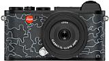 Die Leica CL "Urban Jungle by Jean Pigozzi" besitzt eine urbane Belederung und kommt direkt mit dem für Streetfotografie besonders passenden Objektiv  Elmarit-TL 1:2.8/18 Asph. [Foto: Leica]